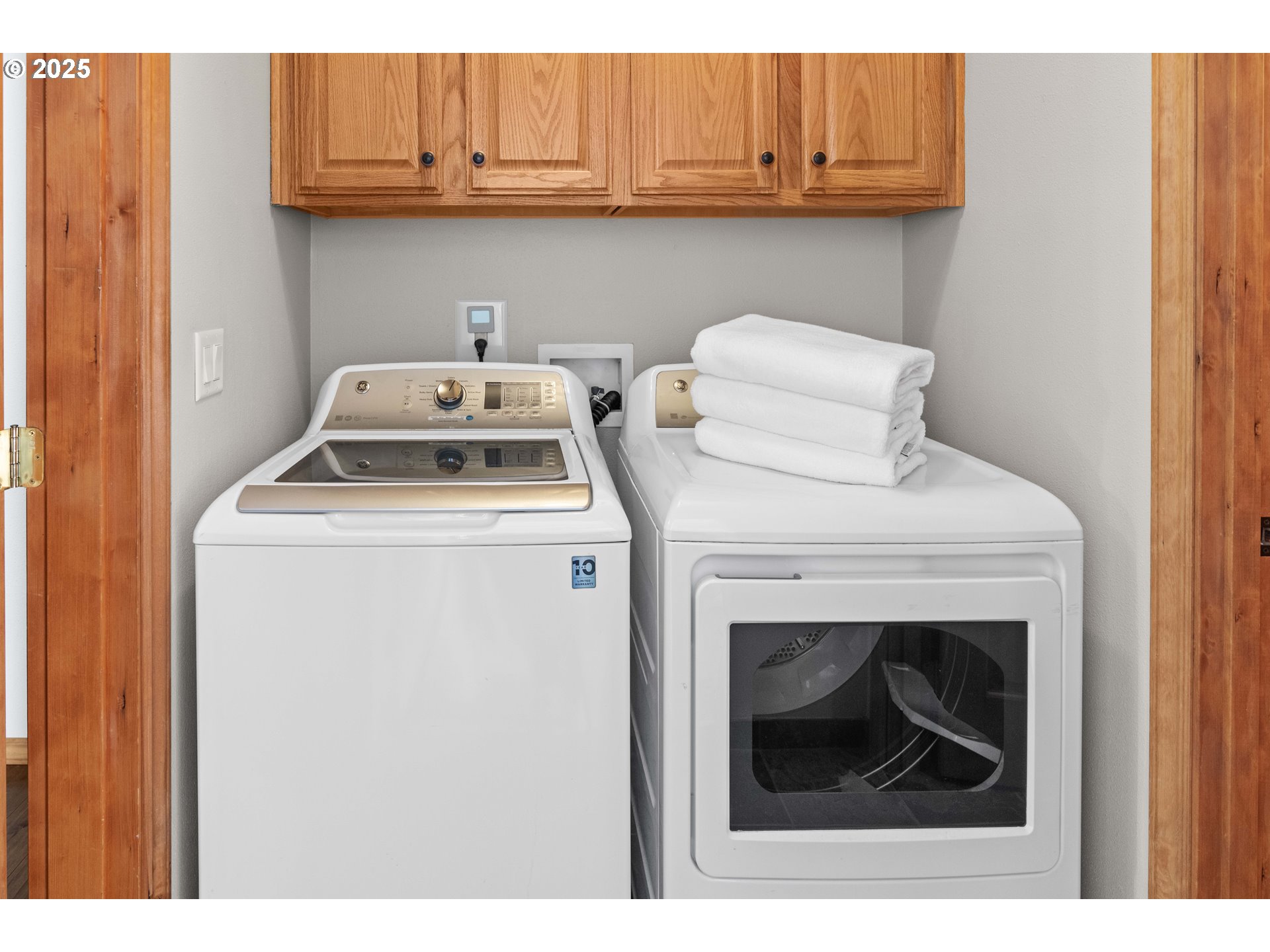 260 Round House Road Astoria, OR 97103 - Photo 11 of 37 a utility room with dryer and washer