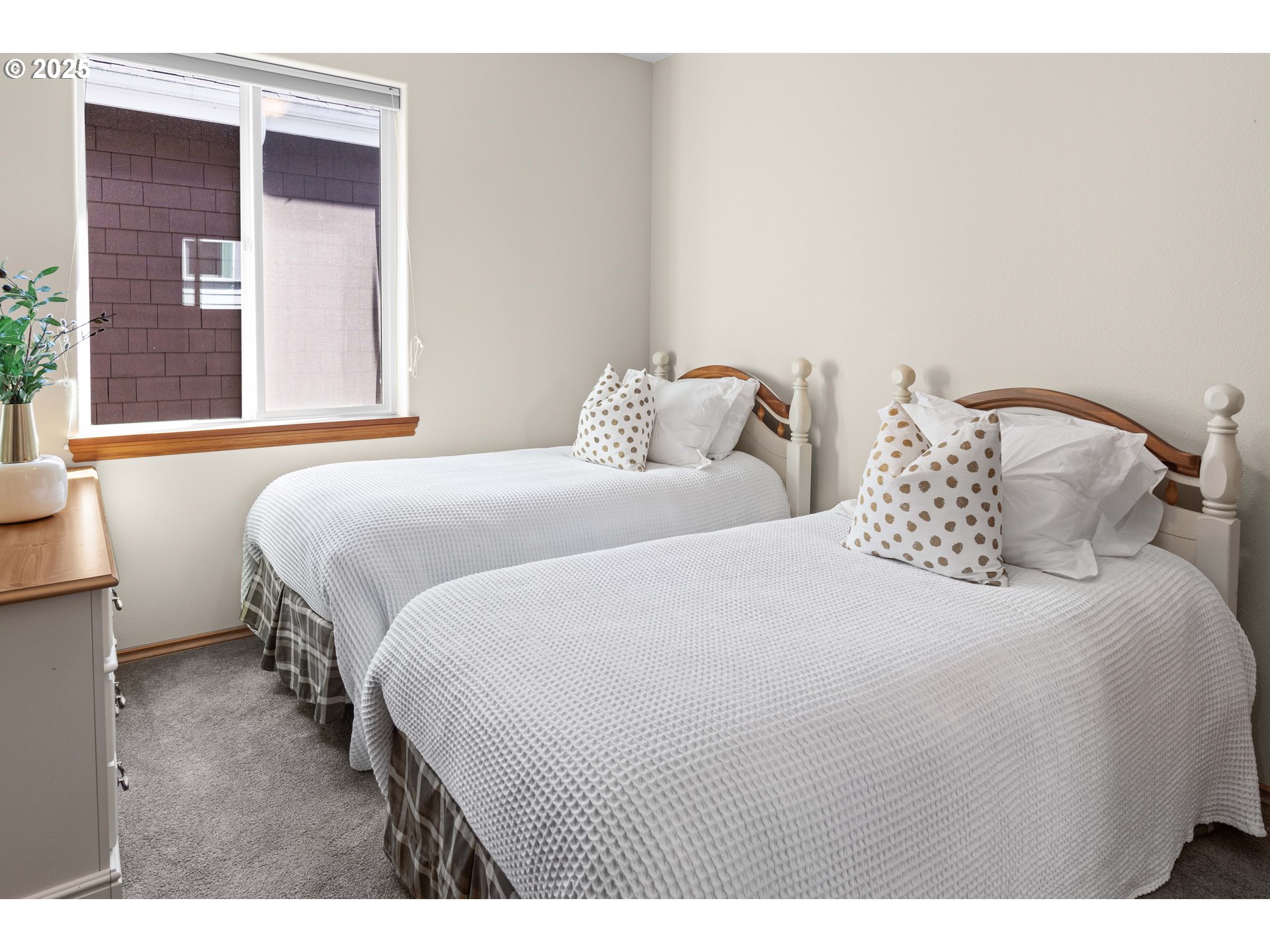 260 Round House Road Astoria, OR 97103 - Photo 27 of 37 a bedroom with a bed and a window