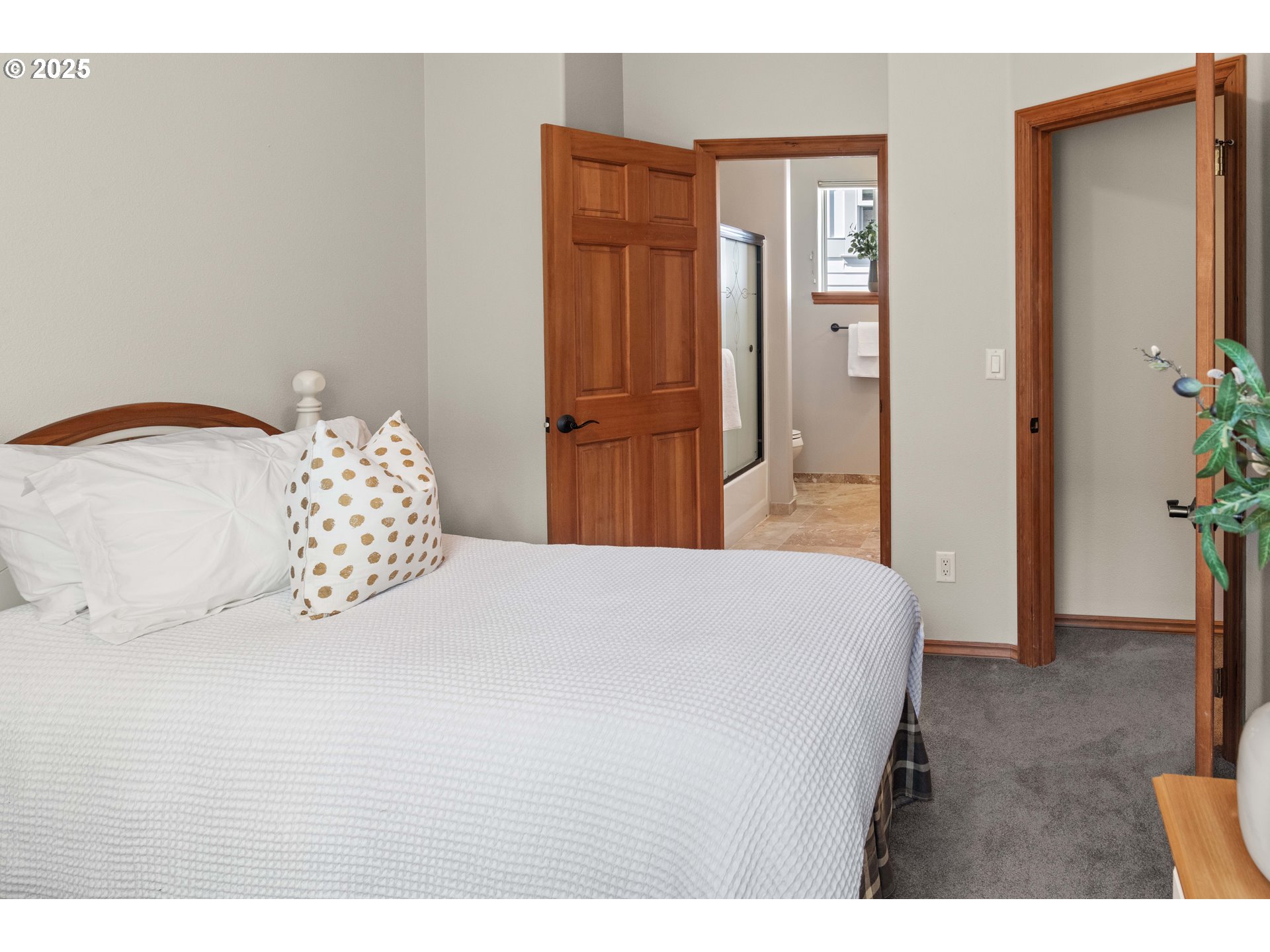 260 Round House Road Astoria, OR 97103 - Photo 28 of 37 a bedroom with a bed and a cabinets