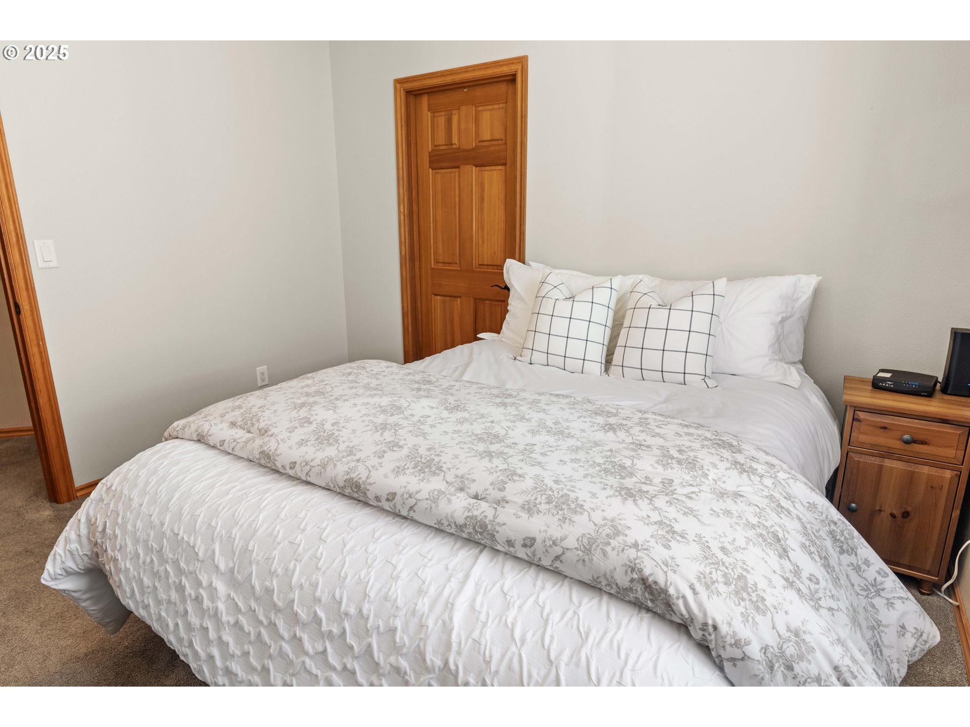 260 Round House Road Astoria, OR 97103 - Photo 30 of 37 a bedroom with a bed and dresser