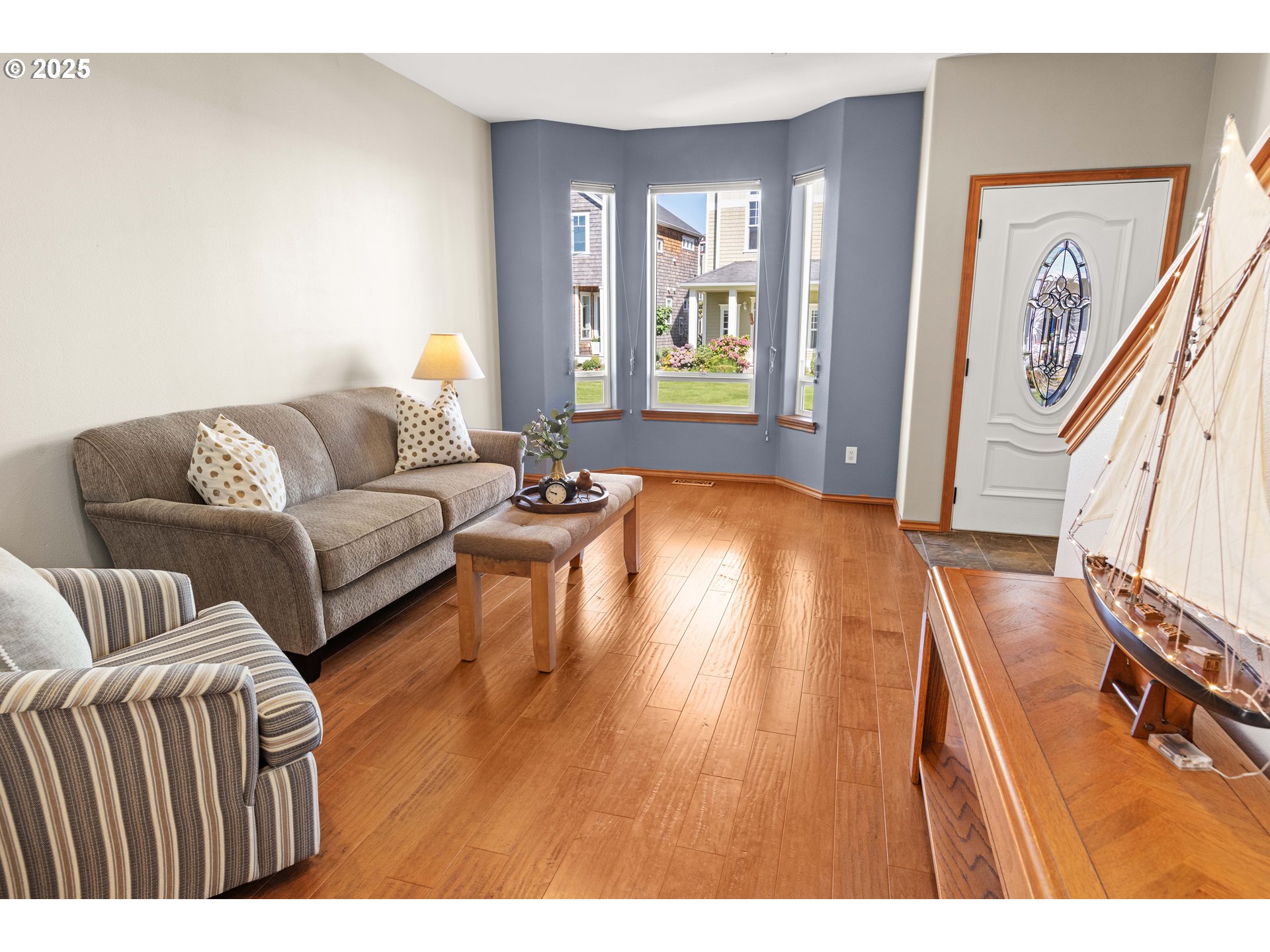260 Round House Road Astoria, OR 97103 - Photo 5 of 37 a living room with furniture and a wooden floor