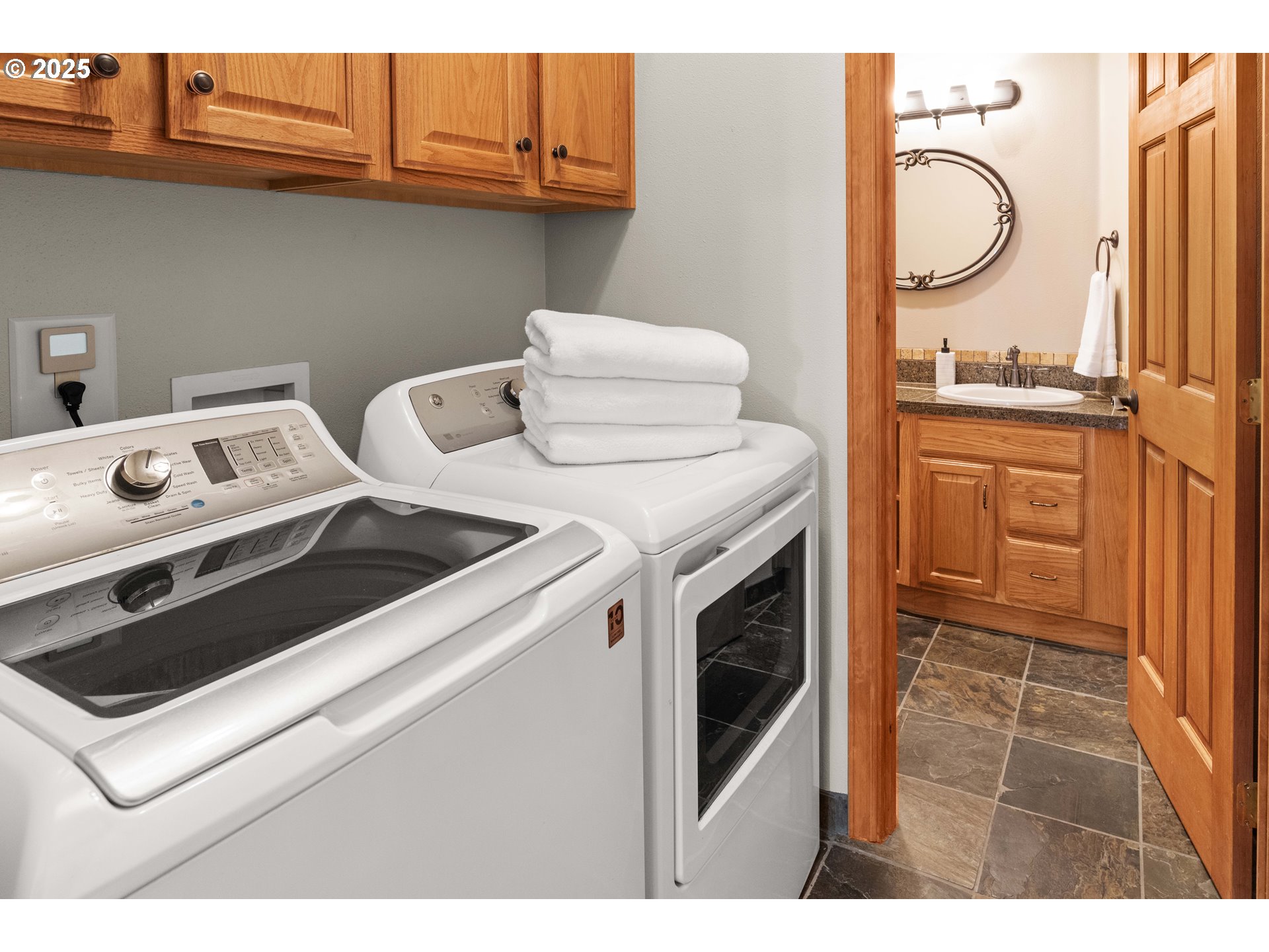 260 Round House Road Astoria, OR 97103 - Photo 9 of 37 a utility room with dryer and washer
