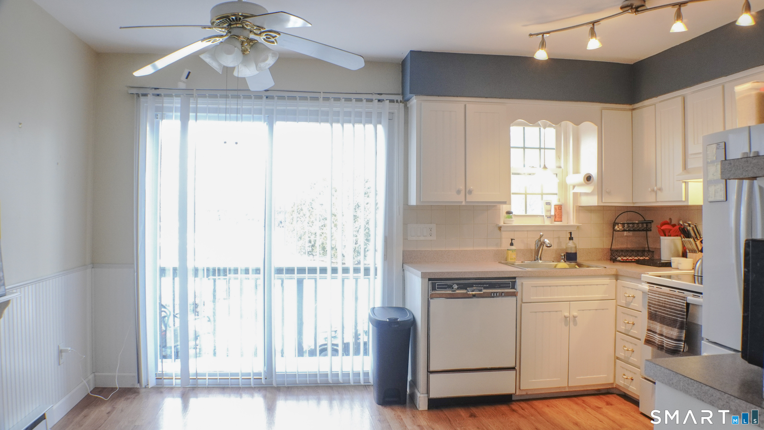 14 Scuppo Road, Unit F3 Danbury, CT 06811 - Photo 4 of 10 a kitchen with a stove a sink and a window