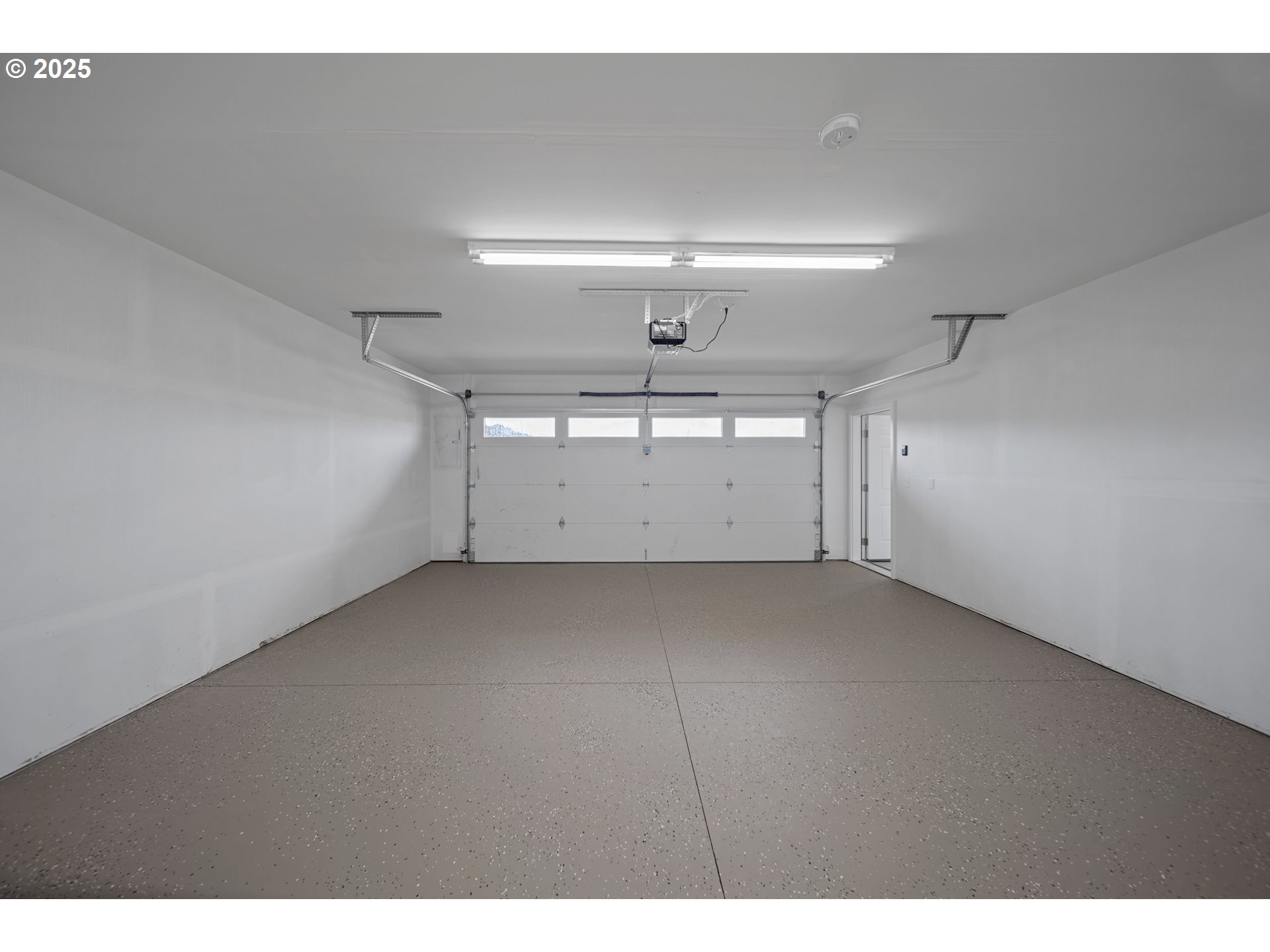 680-682 Elm Avenue Reedsport, OR 97467 - Photo 33 of 36 a view of a garage