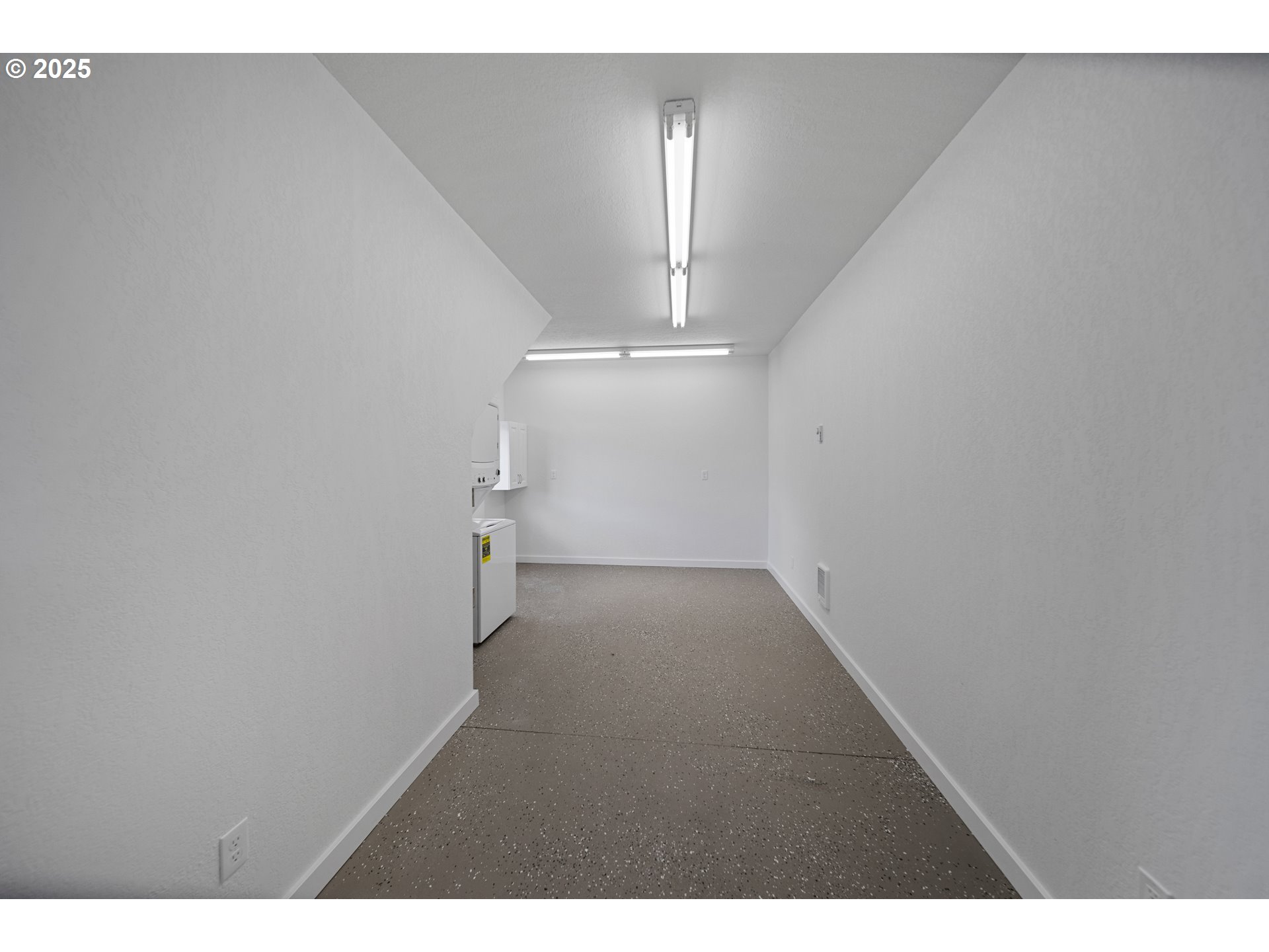 680-682 Elm Avenue Reedsport, OR 97467 - Photo 35 of 36 a view of an empty room