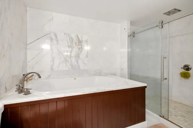 a en suite bathroom with a sink and a mirror
