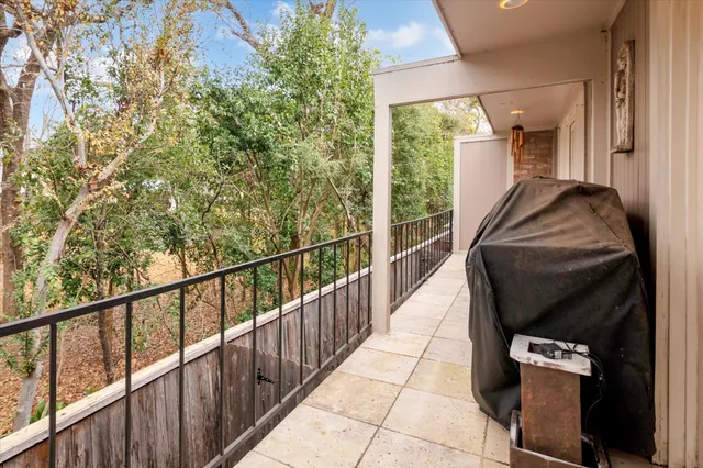 a view of a entryway with seating space