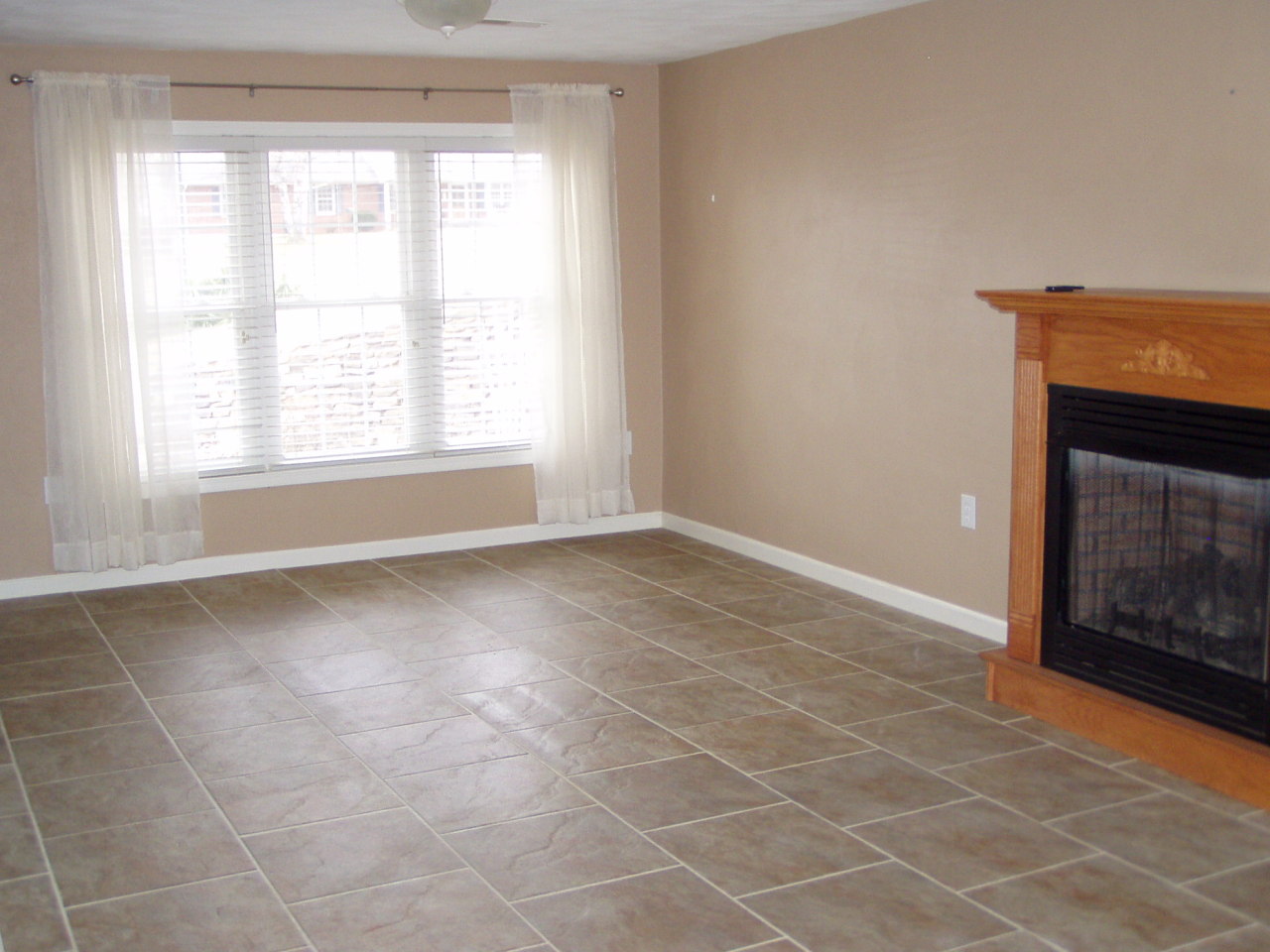 705 North Mill Road Salem, VA 24153 - Photo 4 of 35 Family Room w/Tiled Floor