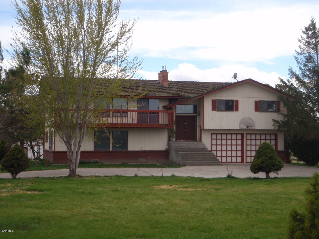 3740 Outlook Road Sunnyside, WA 98944 - Photo 1 of 1 a front view of a house with a garden