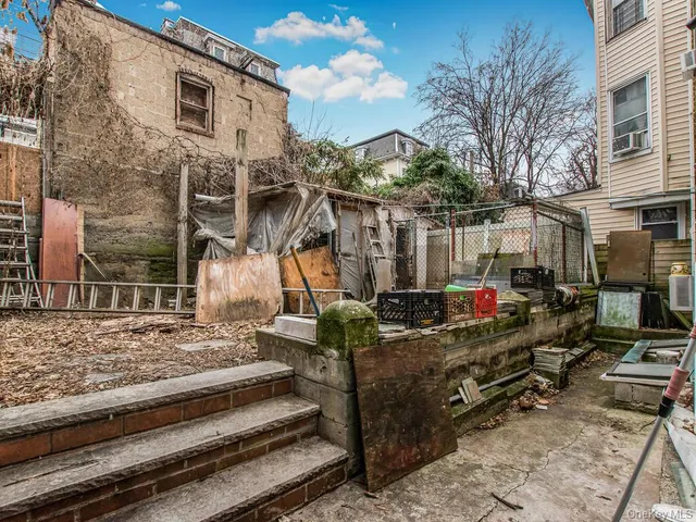 a view of a house with street