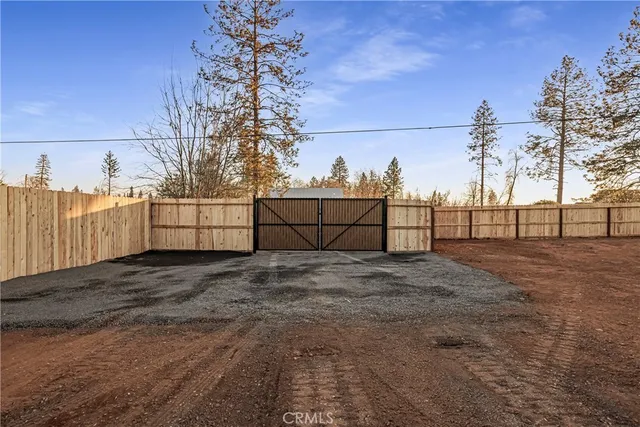 a view of a backyard