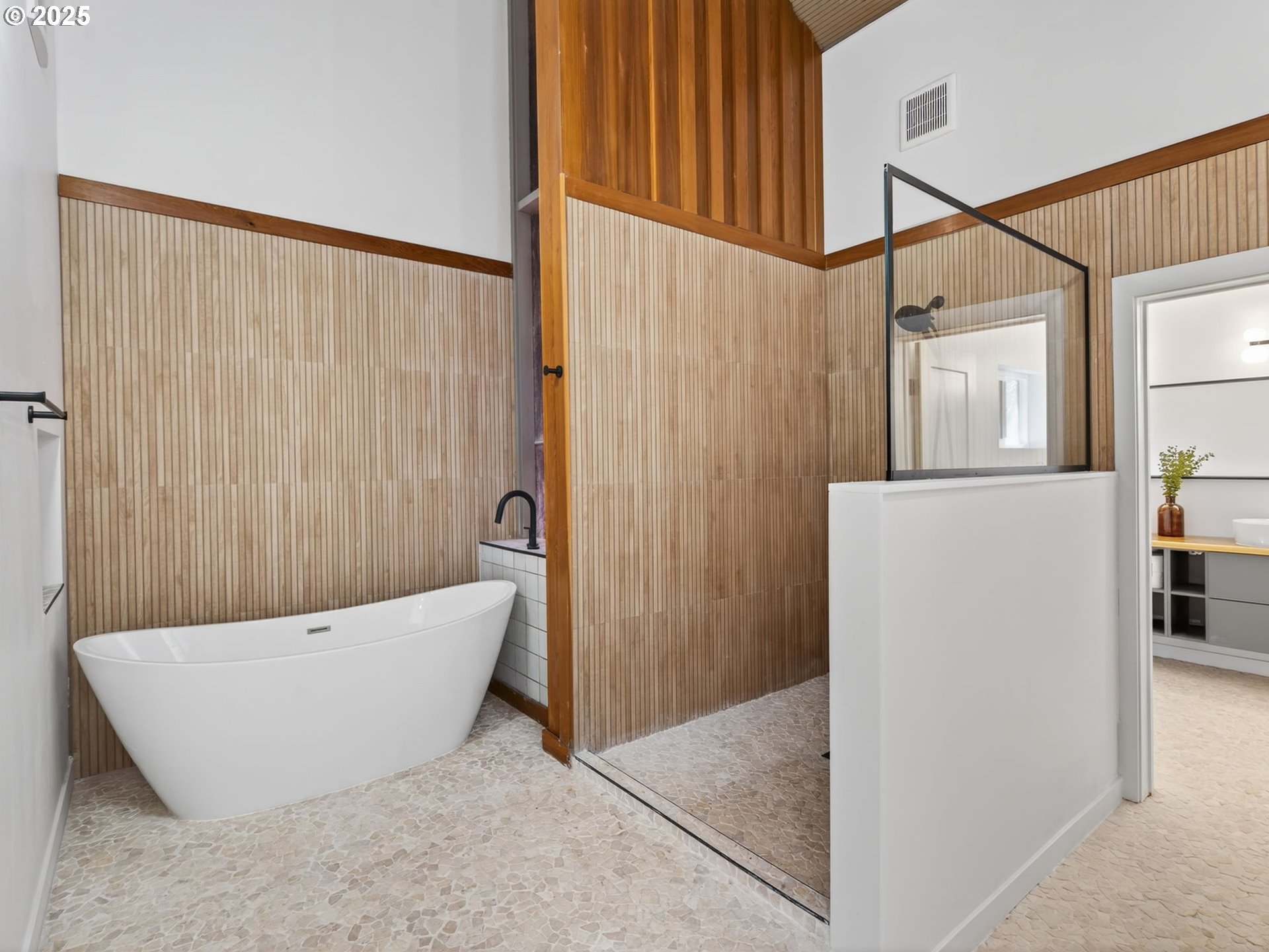 2590 Long Street Sweet Home, OR 97386 - Photo 31 of 48 a view of a bathtub in a room