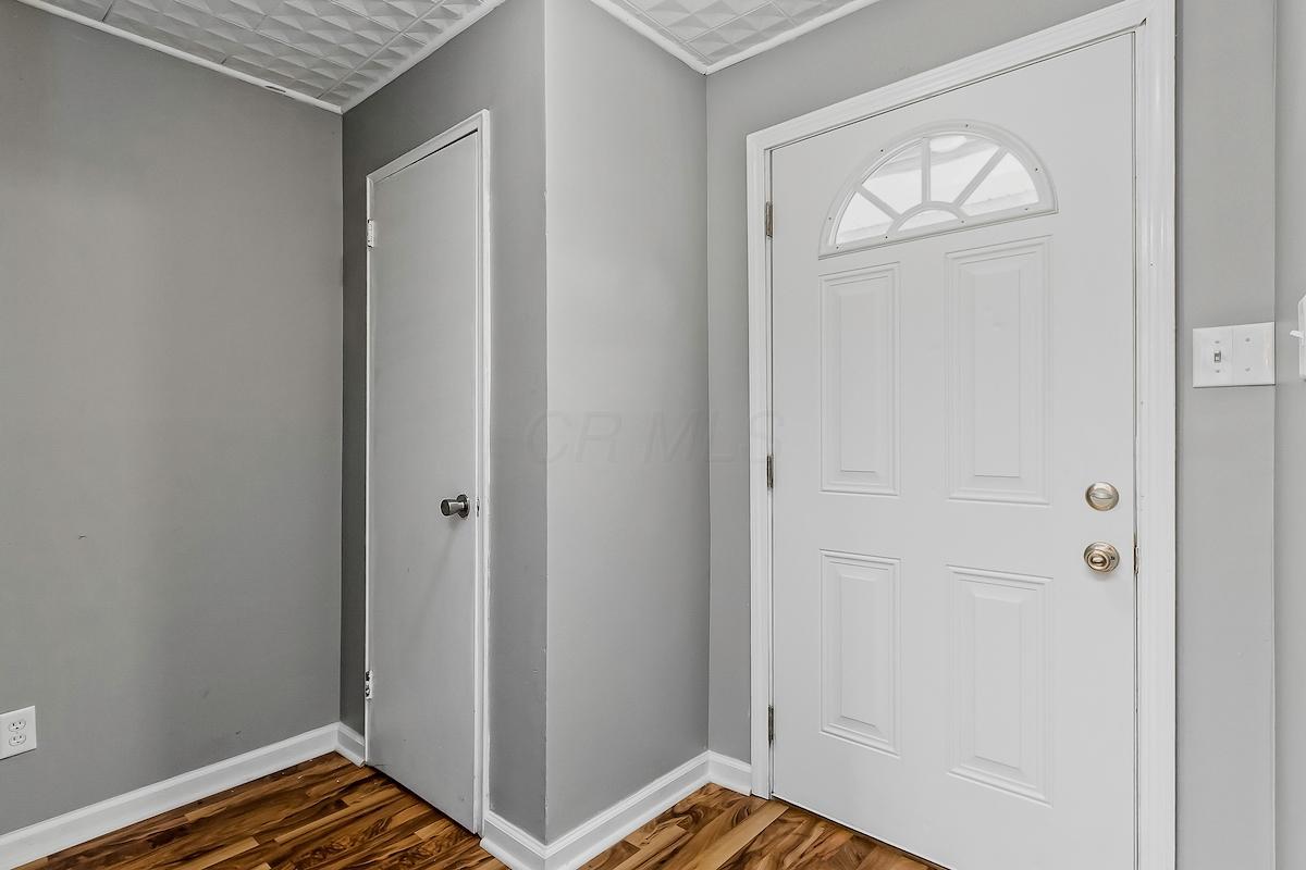 984 Exeter Road Columbus, OH 43213 - Photo 3 of 18