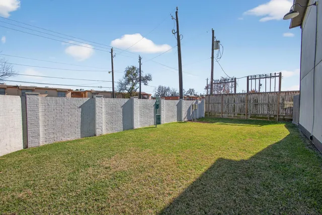 a view of a backyard