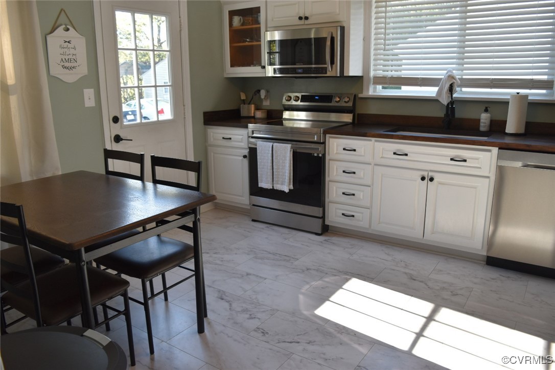 1118 West Osborn Road Farmville, VA 23901 - Photo 10 of 38 Kitchen with sink, appliances with stainless steel