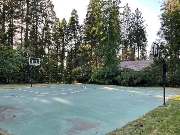 a view of a tennis court
