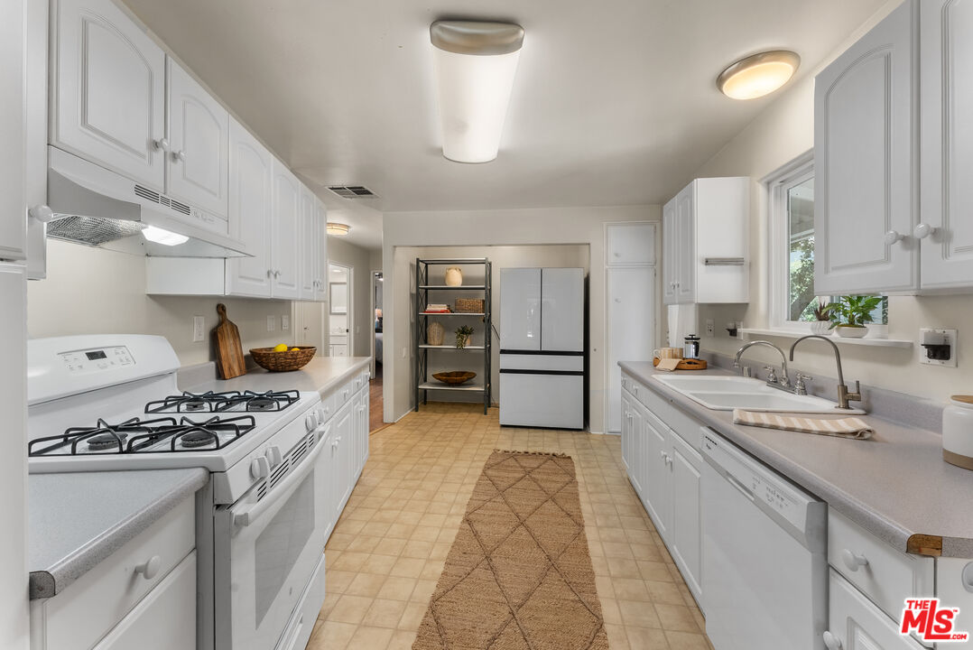 606 Thrift Road Malibu, CA 90265 - Photo 10 of 25