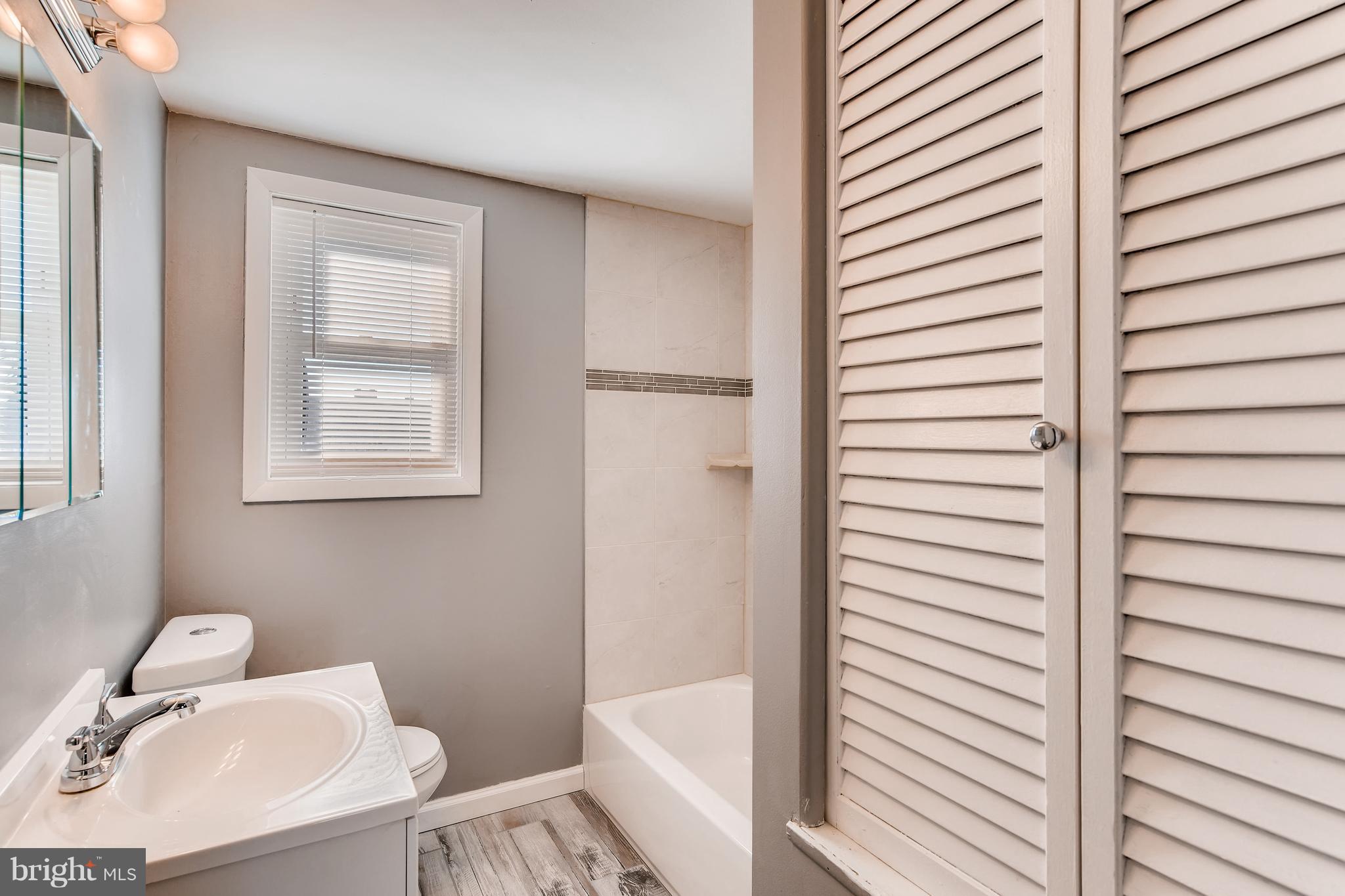 5505 Silverbell Road Baltimore, MD 21206 - Photo 11 of 21 Master BR with built in shelves, ceramic tile
