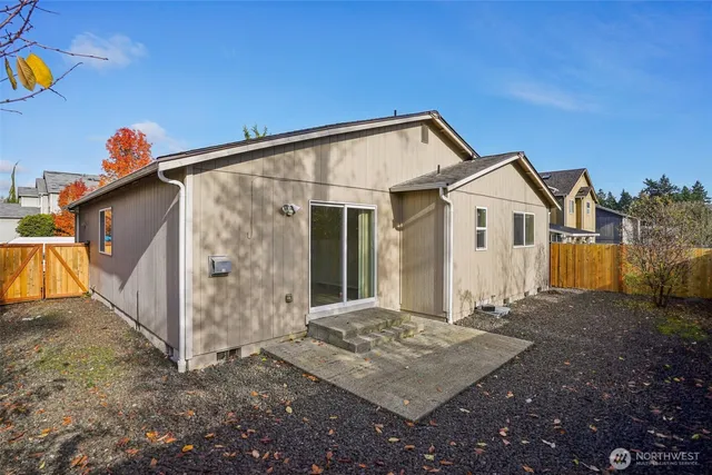 a view of a house with backyard