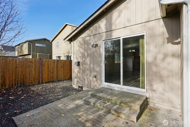 a view of a house with backyard