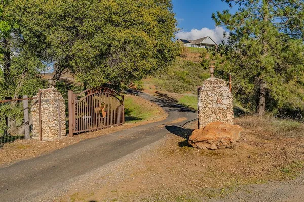 $899,000 | 9515 Ham Luddy Road, Mountain Ranch, CA 95246