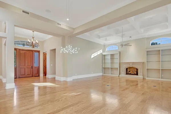 a view of an entryway with a livingroom