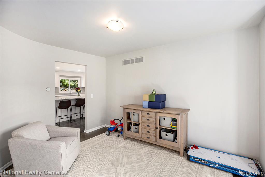2076 Reagan Drive Rochester Hills, MI 48309 - Photo 4 of 31