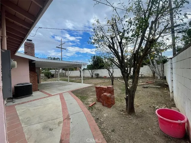 a view of a backyard