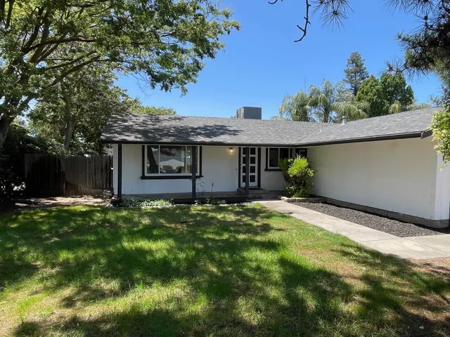 a view of a house with a backyard