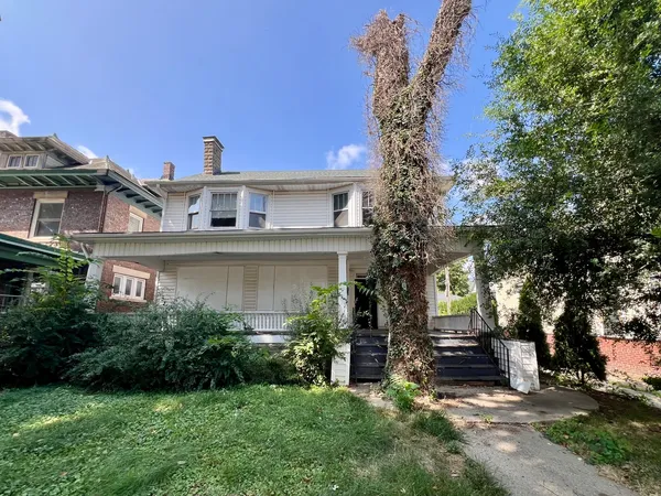 a view of a house with a yard