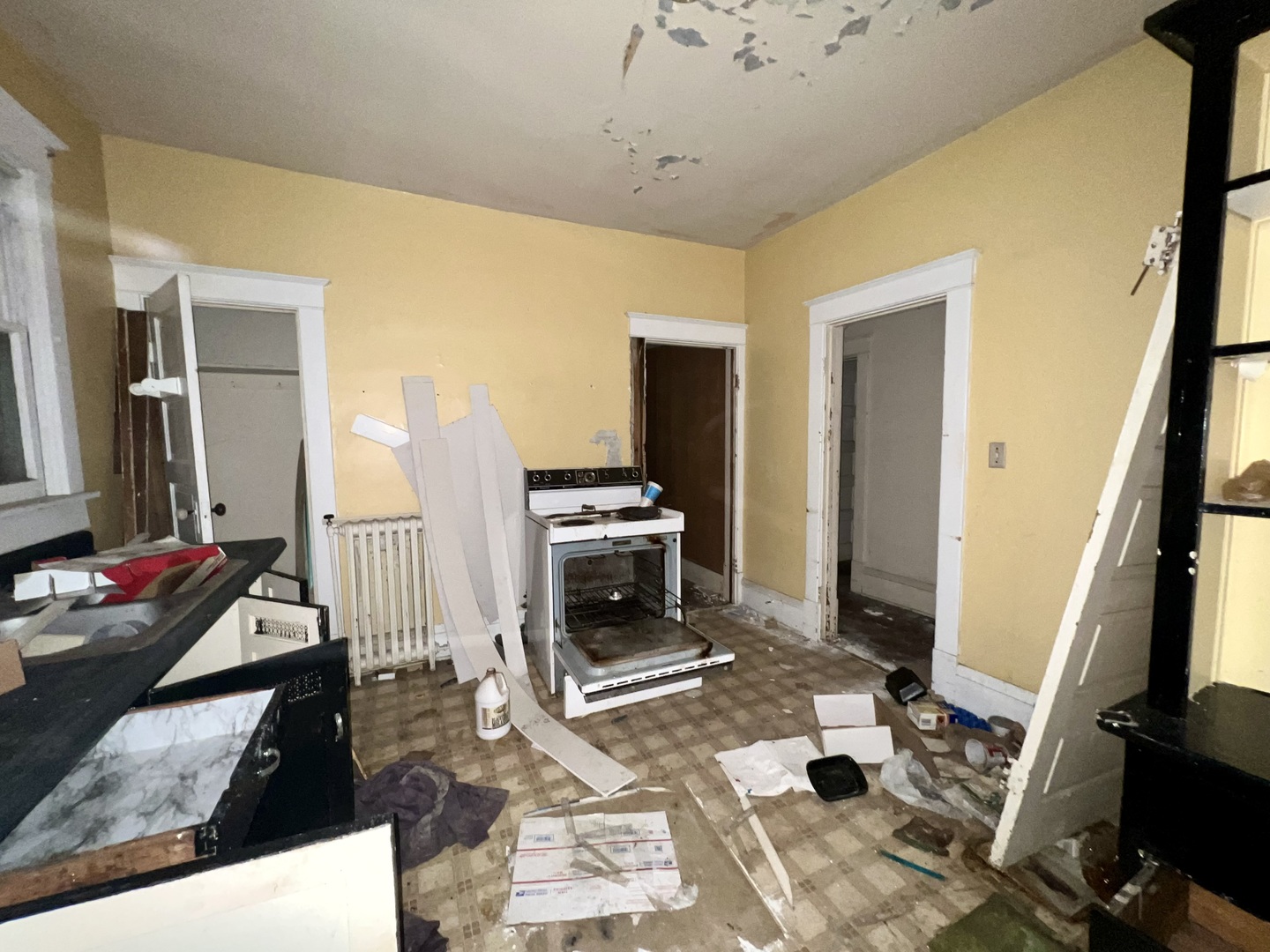 233 North Edward Street Decatur, IL 62522 - Photo 11 of 31 a living room with patio furniture and a flat screen tv