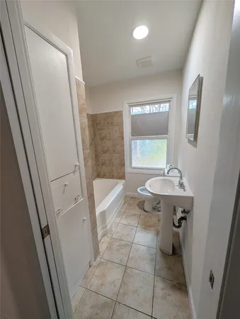 $2,000 | 4110 Ella Boulevard, Houston, TX 77018