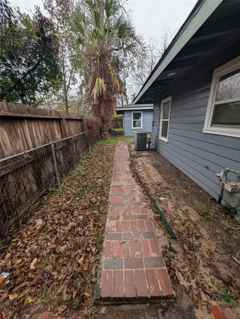 $2,000 | 4110 Ella Boulevard, Houston, TX 77018