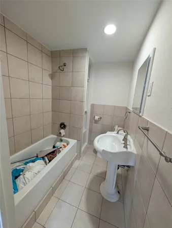 $2,000 | 4110 Ella Boulevard, Houston, TX 77018