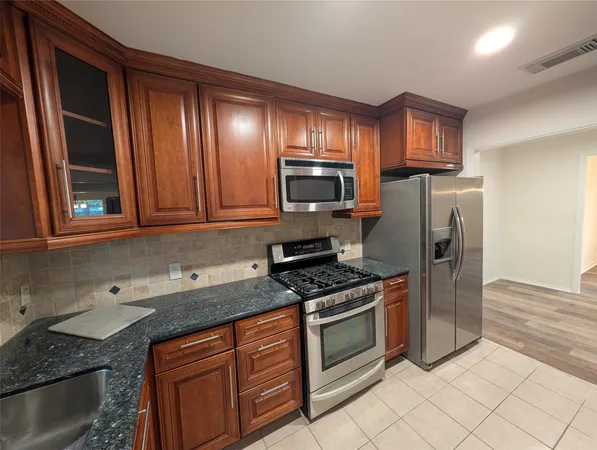 $2,000 | 4110 Ella Boulevard, Houston, TX 77018