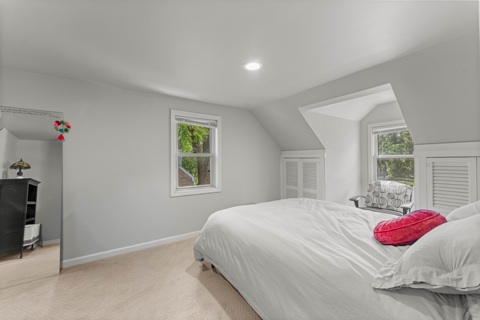 725 North County Line Road Hinsdale, IL 60521 - Photo 17 of 34 a bedroom with a bed and a window