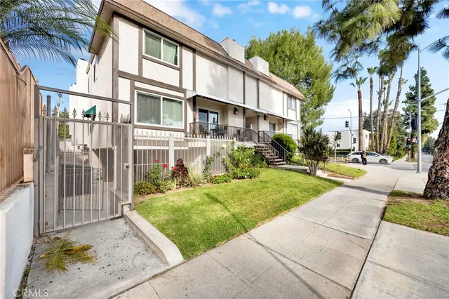 $549,900 | 17303 Chatsworth Street, Unit 4, Granada Hills, CA 91344