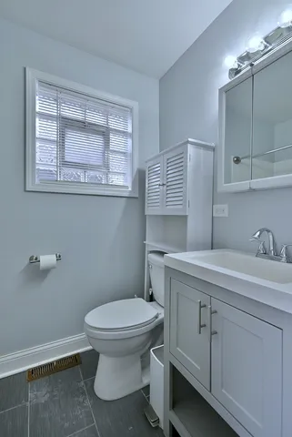 $2,600 | 7103 West Devon Avenue, Chicago, IL 60631