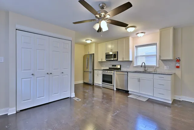 $2,600 | 7103 West Devon Avenue, Chicago, IL 60631