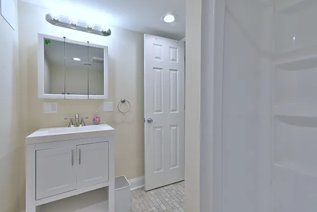 $2,600 | 7103 West Devon Avenue, Chicago, IL 60631