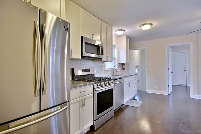 $2,600 | 7103 West Devon Avenue, Chicago, IL 60631