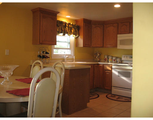 696 Plumtree Road Springfield, MA 01118 - Photo 3 of 15