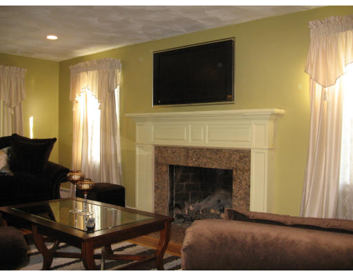 696 Plumtree Road Springfield, MA 01118 - Photo 4 of 15
