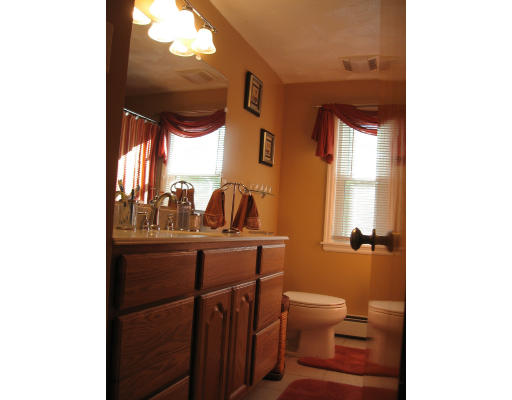 696 Plumtree Road Springfield, MA 01118 - Photo 10 of 15