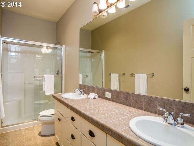 5433 Southwest Hume Street Portland, OR 97219 - Photo 12 of 16 Bathroom
