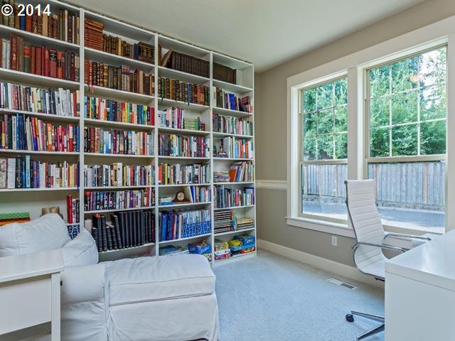 5433 Southwest Hume Street Portland, OR 97219 - Photo 6 of 16 Den/Office