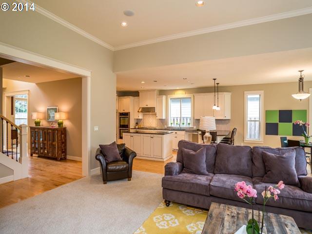 5433 Southwest Hume Street Portland, OR 97219 - Photo 8 of 16 Great Room