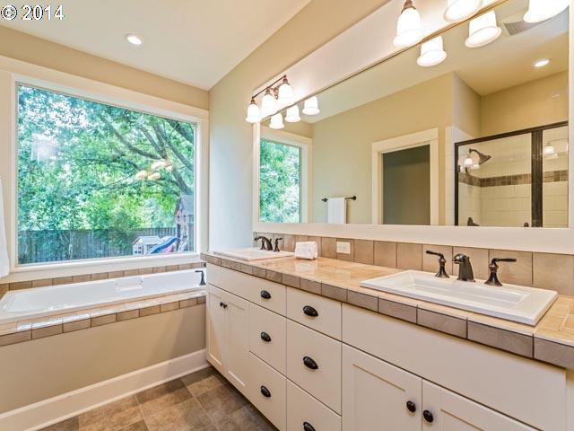 5433 Southwest Hume Street Portland, OR 97219 - Photo 10 of 16 Bathroom, Attached
