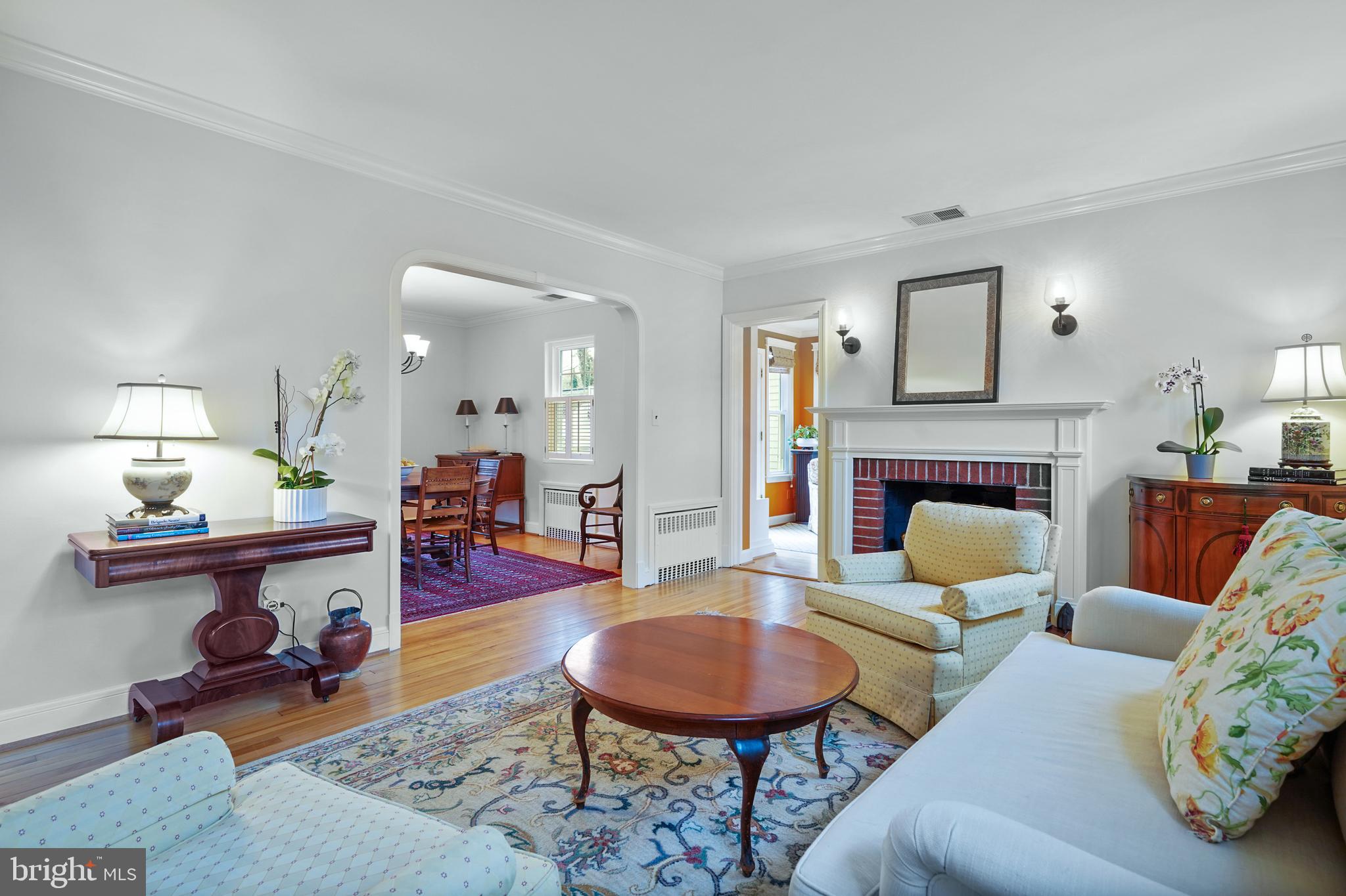 904 West Braddock Road Alexandria, VA 22302 - Photo 4 of 41 Living Room