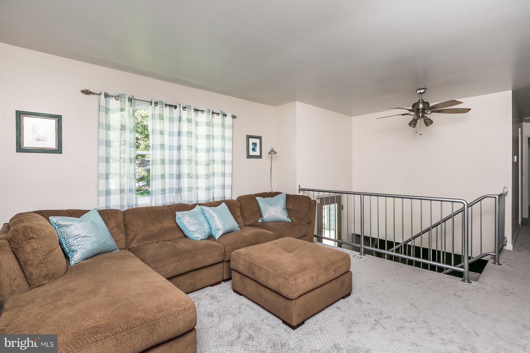 7913 Central Road Pasadena, MD 21122 - Photo 6 of 30 Living Room